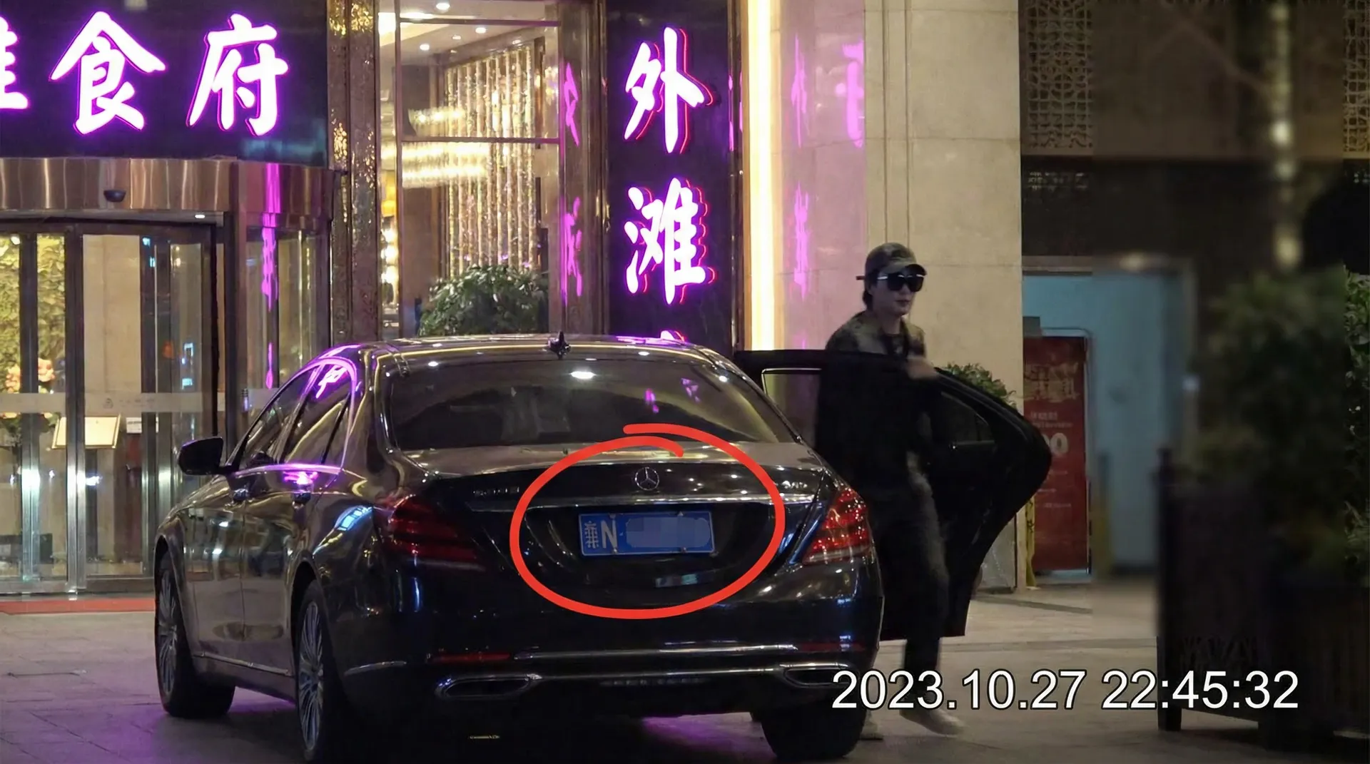 火博体育网站平台 - 豪车餐厅外被拍